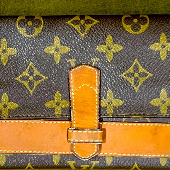Louis Vuitton wallet/clutch